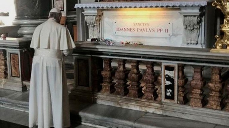 El Papa Francesc davant la tomba de Sant Joan Pau II
