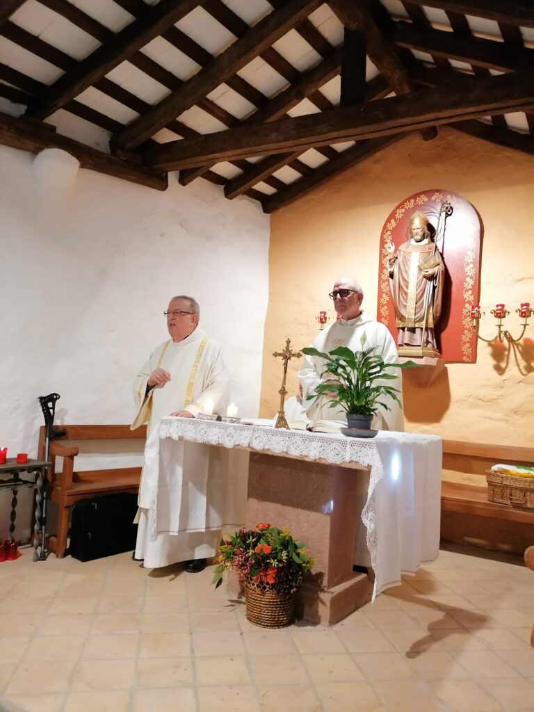 Mn. Jaume Casas presideix la festa a Sant Martí Vell, acompanyat de mn. Alexandre Codinach