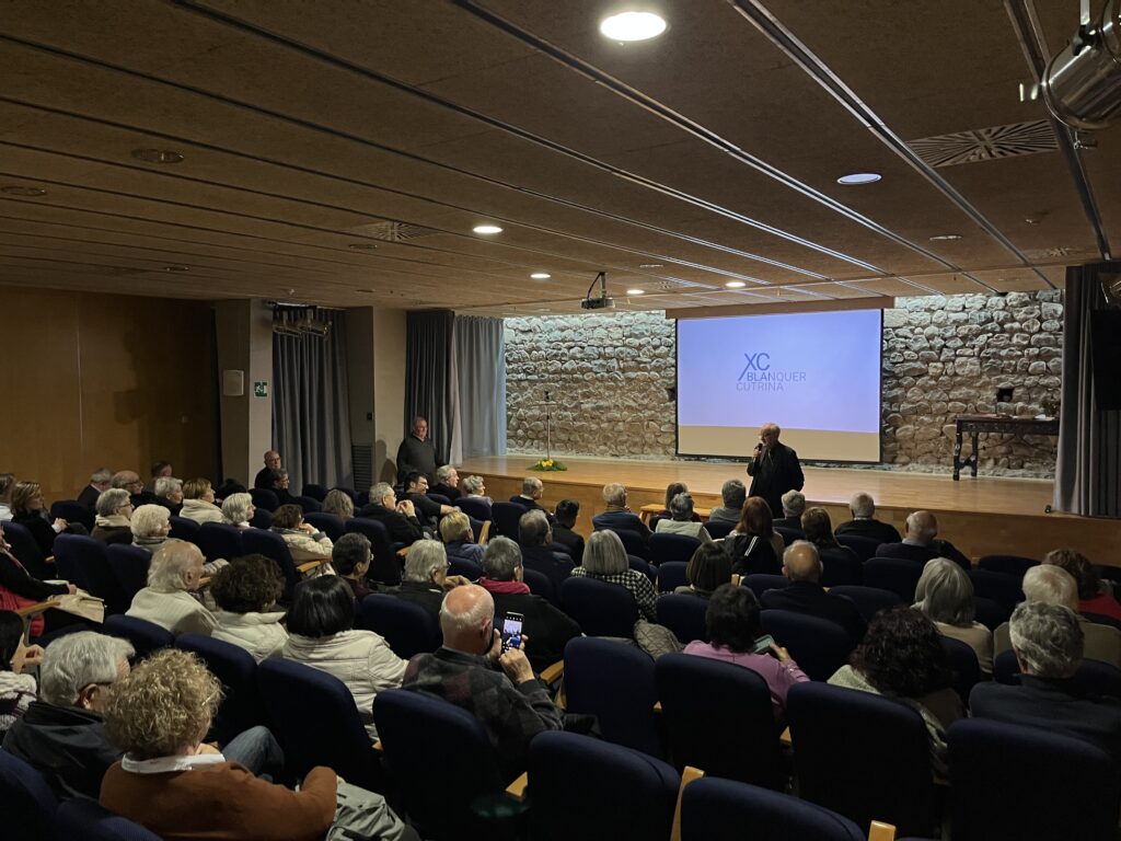 El bisbe Salvador acompanya Mn. Blai en la celebració dels seus noranta anys.