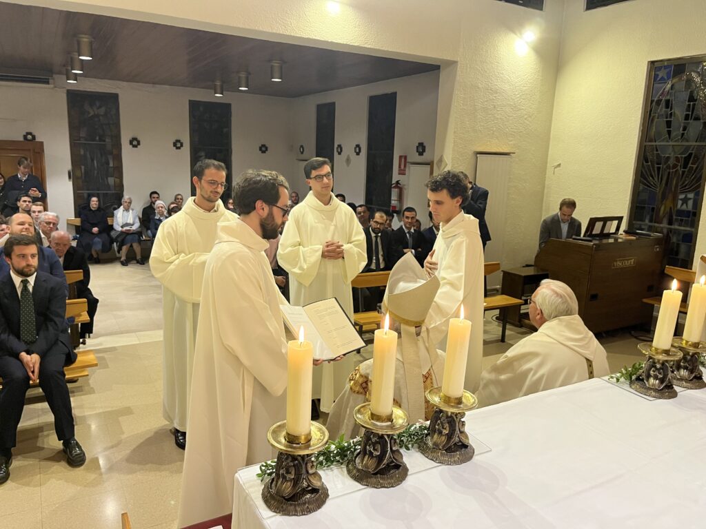 En Pedro i n'Ignasi foren admesos als ordes.