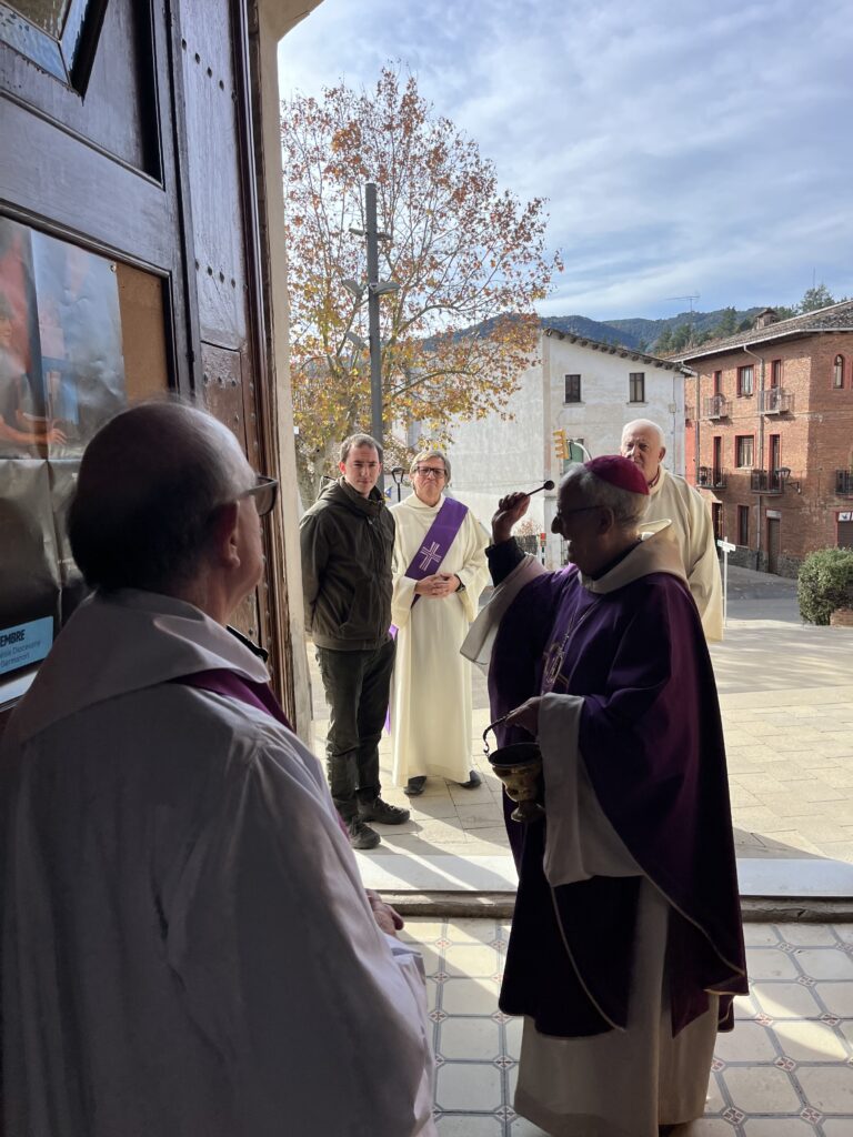 El bisbe Salvador beneí la nova porta restaurada.