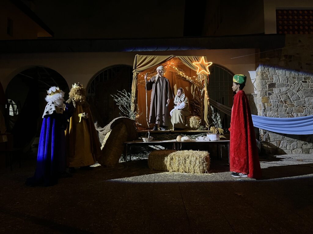 Moltes famílies i veins es van acostar al pessebre vivent.