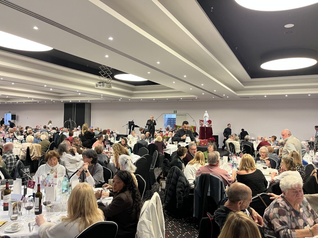 Més de sis-centes persones van aplegar-s'hi.