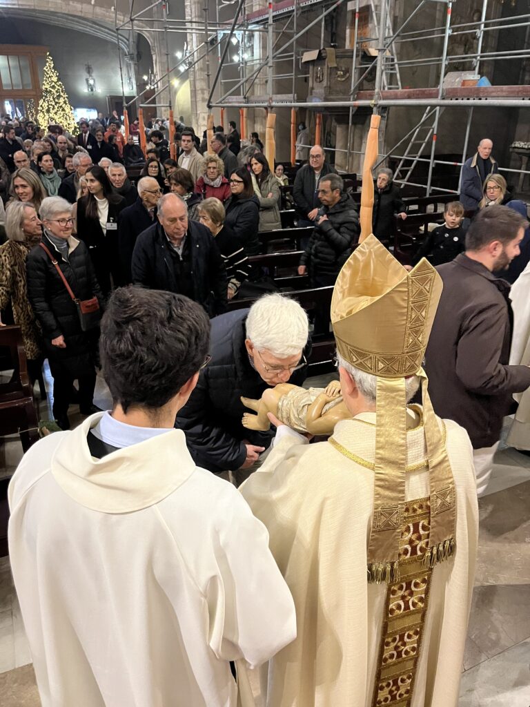 Un gran nombre de fidels van celebrar la Missa del Gall amb el bisbe Salvador.