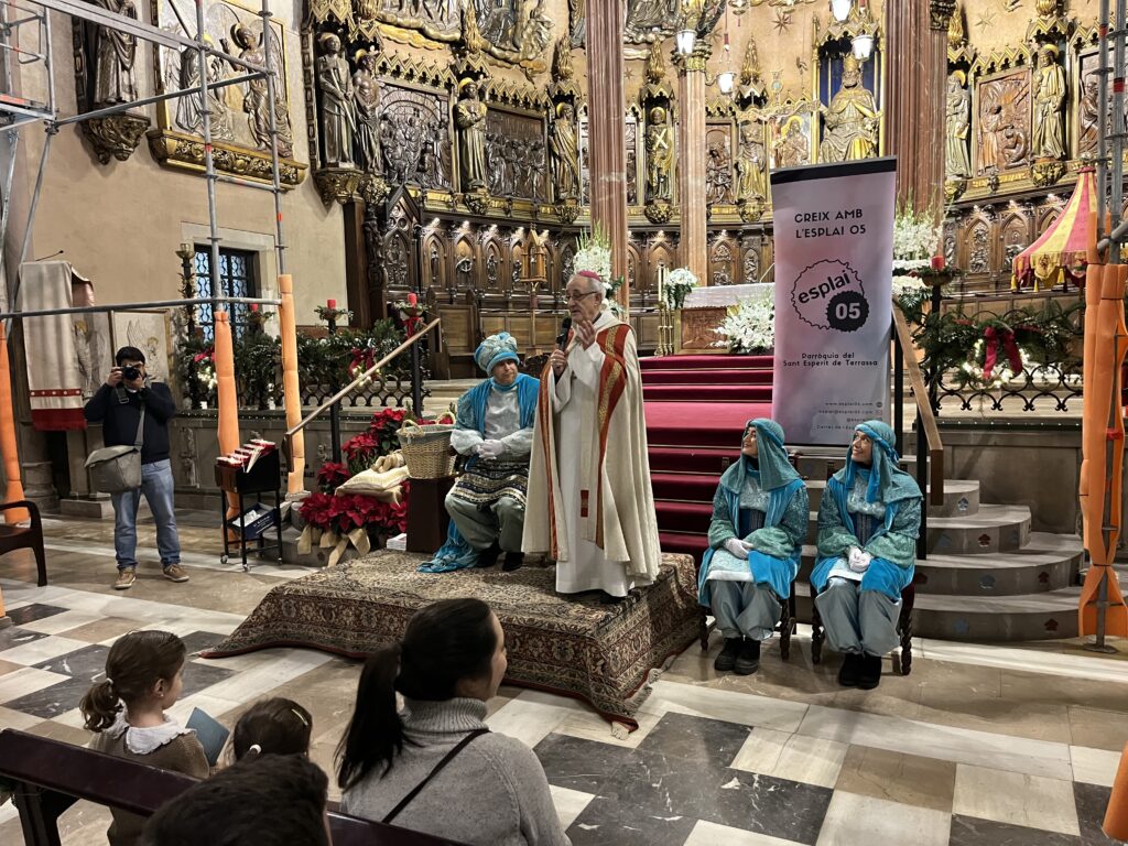 El bisbe agraí la visita del patge Xiu-Xiu.