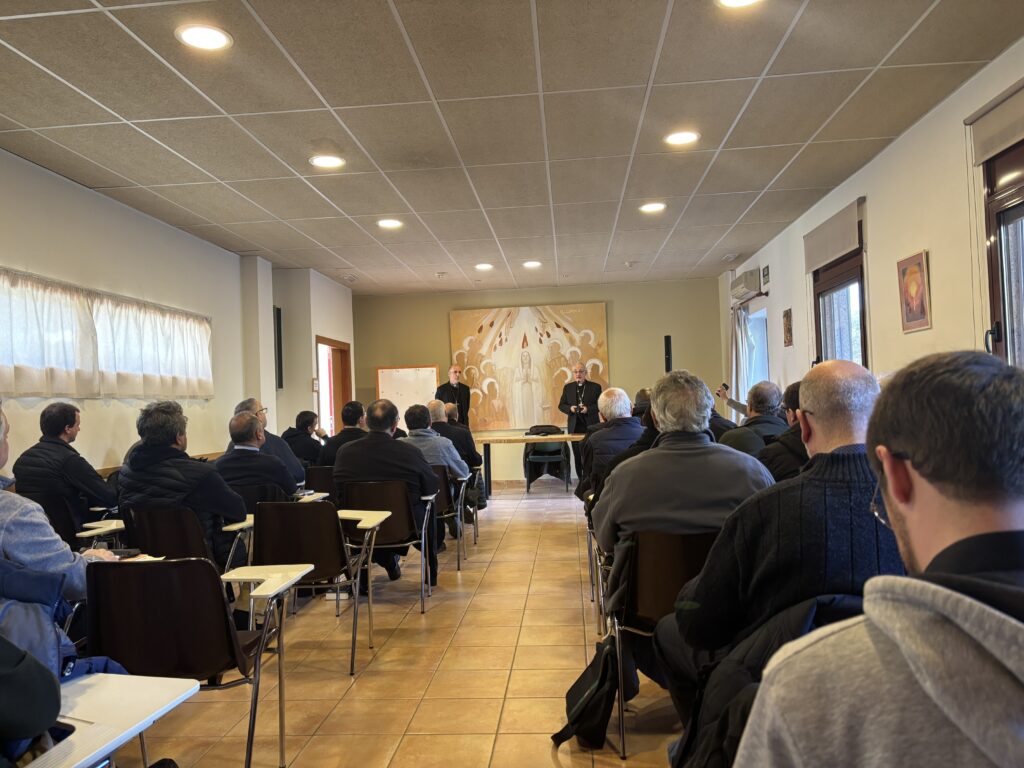 El clergat de Terrassa escolta la conferència de mons. Xavier Gómez OP.