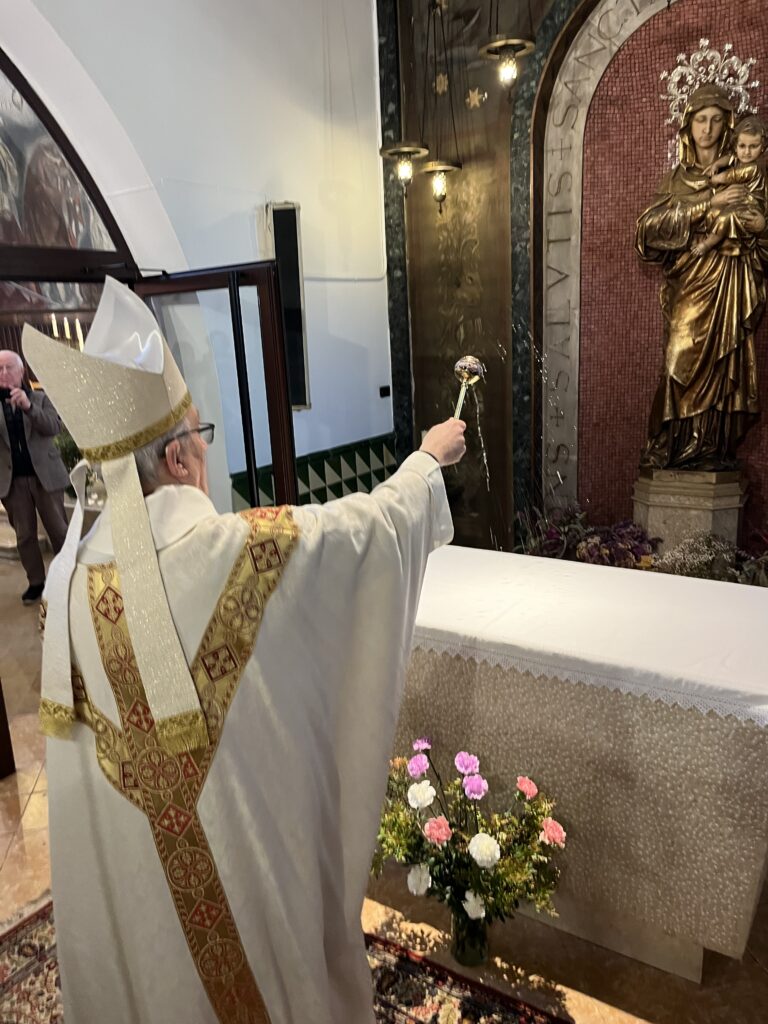 El bisbe Salvador beneí la nova capella del Santíssim.