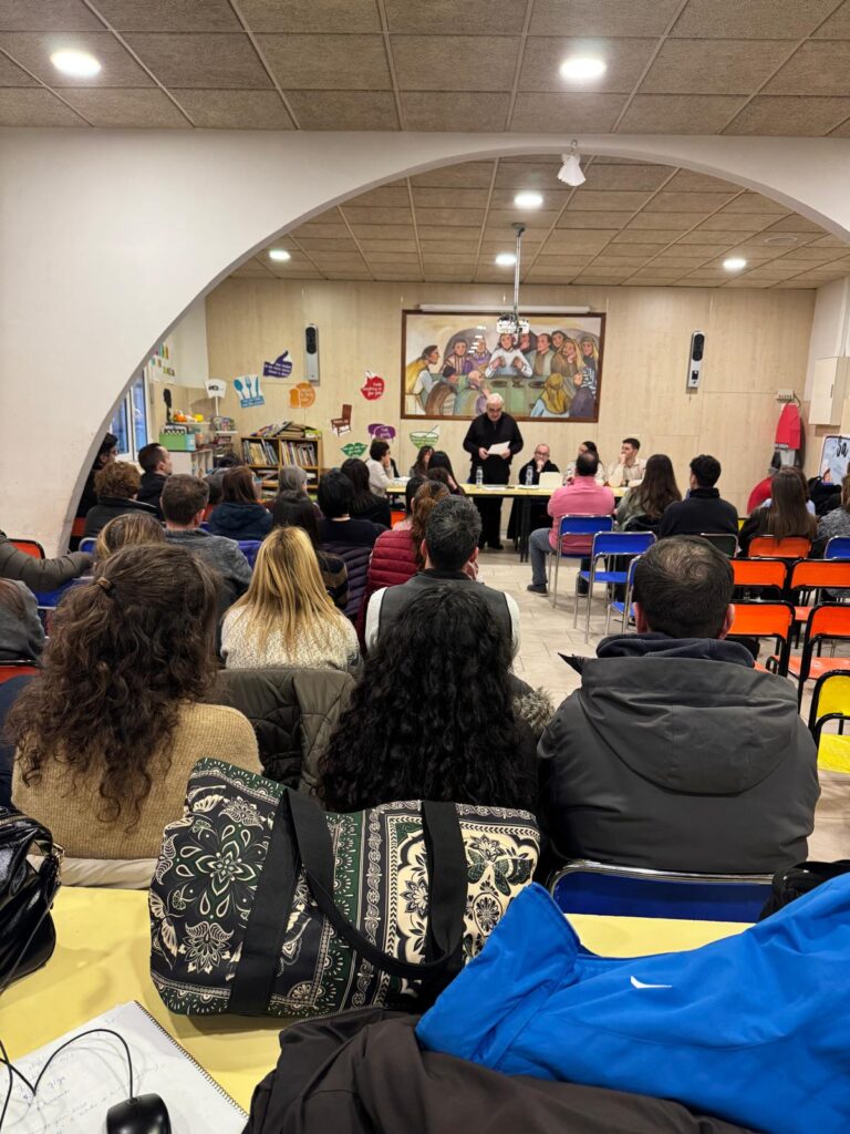 Mn. Fidel i el sr. Marc Moreno van presentar el document.